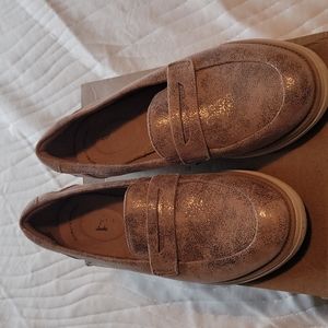 Womens 8 1/2 Clark's  pewter shimmer colored.Gently worn.